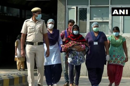 लॉकडाऊनमध्ये पोलीस गर्भवतीच्या मदतीसाठी धावला; प्रसुतीनंतर महिलेने बाळाला दिलं त्याचं नाव