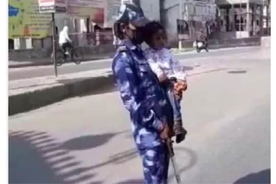 वर्दीसह आईचंही कर्तव्य बजावतेय कोरोना योद्धा, 11 महिन्यांच्या बाळाला कडेवर घेऊन करतेय ड्यूटी