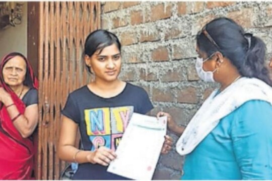 भावाच्या मृत्यूनंतरही डगमगली नाही, अंत्यसंस्कारानंतर कोरोनाच्या लढ्यासाठी झाली तैनात; CM म्हणाले म्हणून ही कोरोना वॉरिअर्स