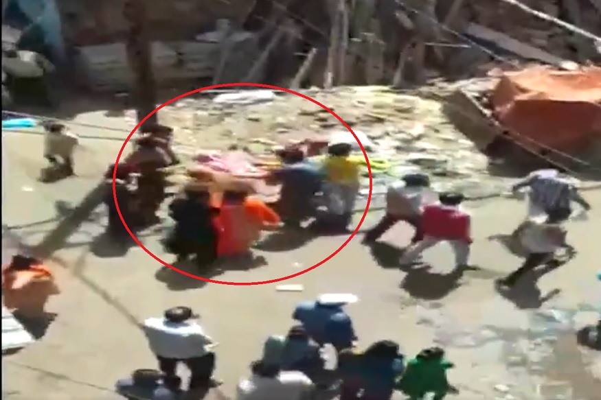 कोरोनाचा सर्वात भीतीदायक VIDEO, तपासणीसाठी आलेल्या डॉक्टरांवर तुफान दगडफेक