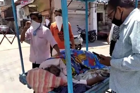 अ‍ॅम्ब्युलन्स नाही...मदत नाही...बापाला हातगाडीवर घेऊन धावत होता मुलगा, ह्रदयाचा ठोका चुकवणारी घटना