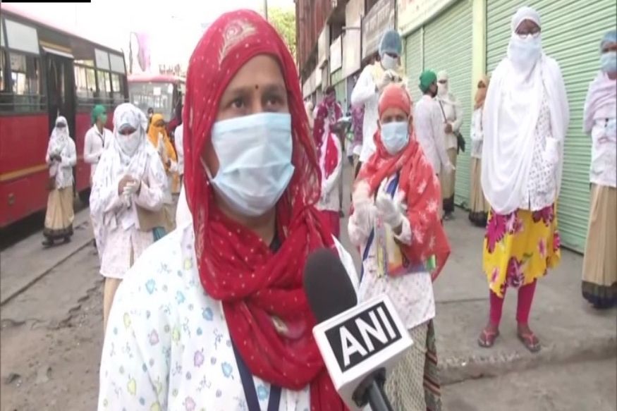 कोरोनाशी लढणाऱ्या आशा वर्कर्संना धक्कादायक वागणूक, वाट्याला आल्या दगडफेक अन् शिव्या