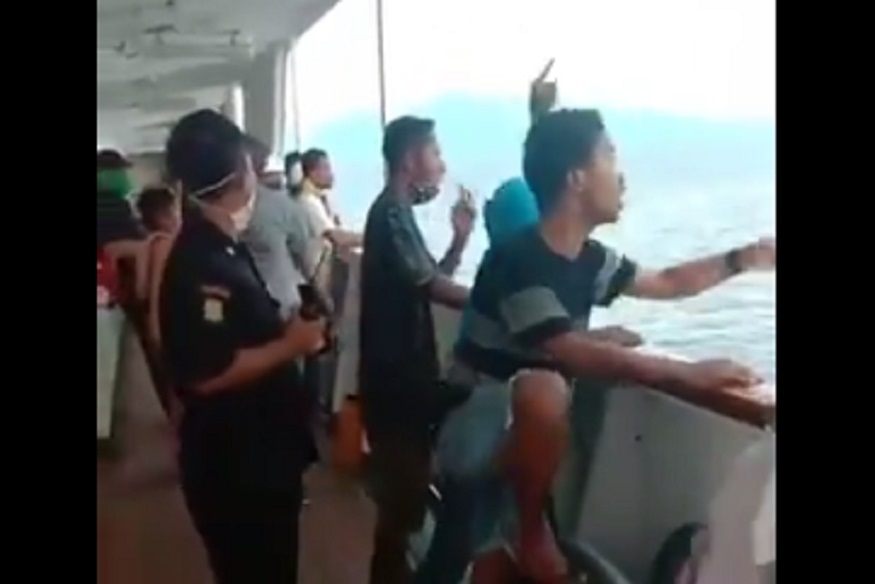 बोटीवर कोरोनाग्रस्त आहे समजताच थेट समुद्रात मारल्या उड्या, VIDEO VIRAL