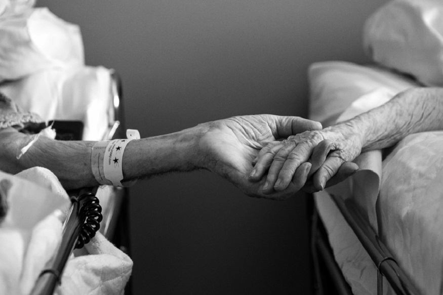 VIDEO : शेवटच्या श्वासापर्यंत दिली साथ! कोरोनाग्रस्त दाम्पत्याचा 6 मिनिटांच्या अंतराने मृत्यू, मुलाने दिला मेसेज