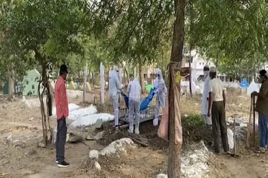 बापरे! कोरोनाग्रस्ताच्या मृतदेहामुळे 12 पेक्षा अधिक जणांना व्हायरसची लागण, एक चूक पडली महागात