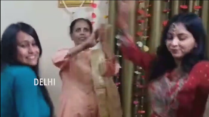 लॉकडाउनमुळे घरात राहावं लागल्यामुळे व्हिडिओ कॉन्फरन्सद्वारे लग्नसोहळा उरकावा लागला. परंतु, यामुळे लग्नांवर होणारा वारेमाप खर्चही आटोक्यात आला.