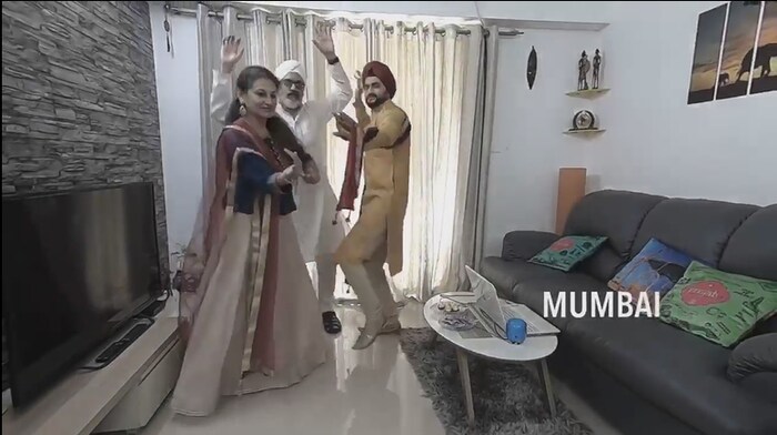 अगदी वाजत गाजत दोन्ही कडच्या मंडळींनी घरात तुफान डान्स करून वरातही काढली.