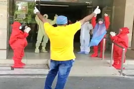 कोरोनातून बरं झाल्यावर योद्धा घरी गेला, दारातूनच बायको मुलांना पाहिलं आणि...