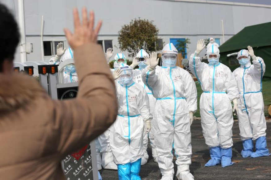 कोण म्हणतंय कोरोनाला हरवू शकत नाही? वडिलांना पक्षघात असतानाही आई-मुलाने जग जिंकलं!