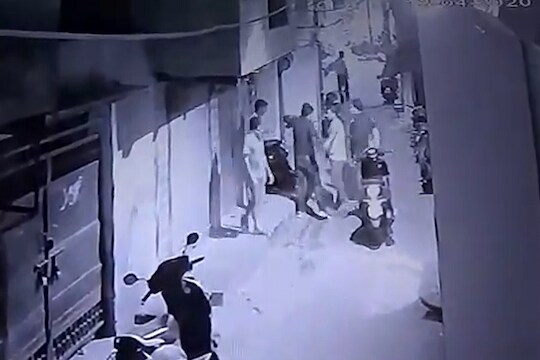 लॉकडाऊनमध्ये धारदार शस्त्रानं वार, पाहा तरुणाच्या हत्येचा थरारक VIDEO