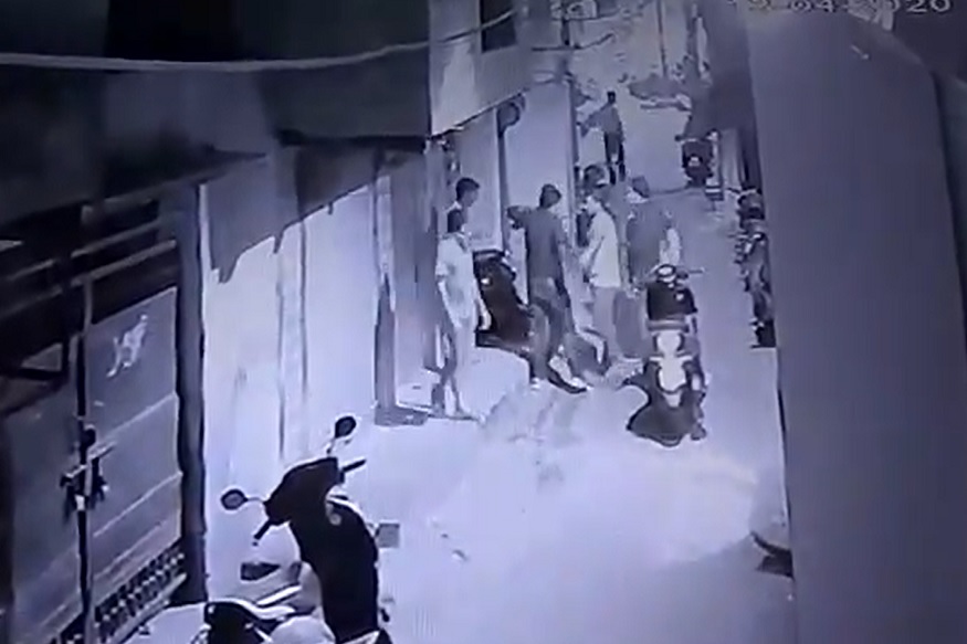 लॉकडाऊनमध्ये धारदार शस्त्रानं वार, पाहा तरुणाच्या हत्येचा थरारक VIDEO