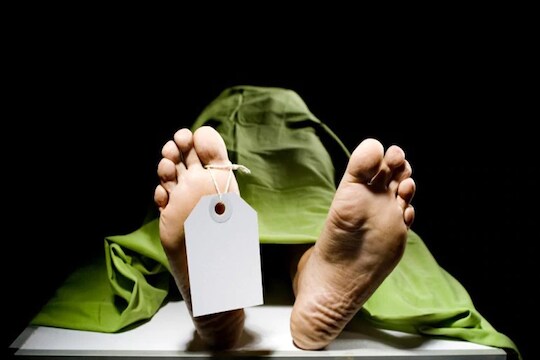खोलीतून दुर्गंधी आल्यानंतर रविवारी तिने दार ठोठावलं, मात्र आतून आवाज आला नाही. 