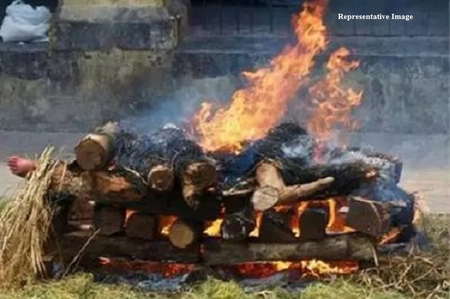 मजुराचा मृतदेह घरी आणण्यास पैसे नाहीत, कुटुंबियांनी प्रतिकात्मक पुतळ्यावर केले अंत्यसंस्कार