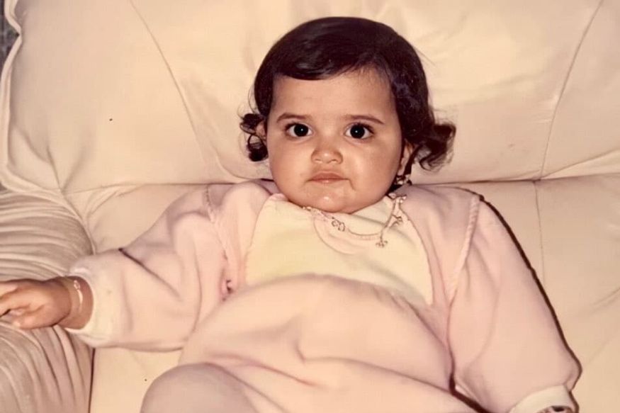 फोटोमध्ये दिसणारी ही चिमुरडी आहे बॉलिवूडची प्रसिद्ध अभिनेत्री, तुम्ही ओळखलं का?