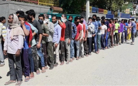या गर्दीत एखादा जरी कोरोना पॉझिटिव्ह असेल किंवा विषाणूचा वाहक असेल तर दिल्लीची संख्या किती पट वाढेल विचार करा.. या गर्दीत एखादा जरी कोरोना पॉझिटिव्ह असेल किंवा विषाणूचा वाहक असेल तर दिल्लीची संख्या किती पट वाढेल विचार करा..