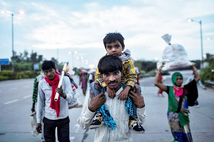 लेकाला खांद्यावर घेत बापानं केला 500 किमी पायी प्रवास, पण घरी पोहचल्यानंतर...