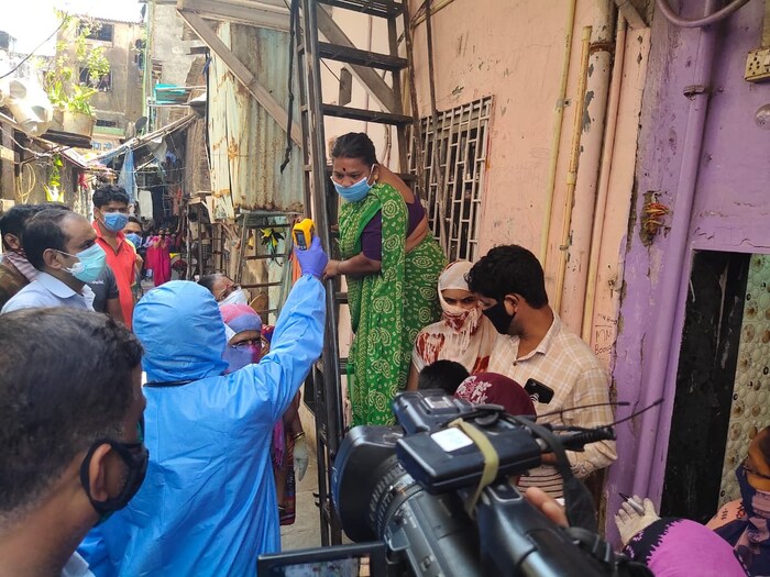 दोन खाजगी डॉक्टर, पालिकेचे दोन आरोग्य अधिकारी आणि एक सहाय्यक अशी पाच जणांची टीम घरोघरी जाणार.