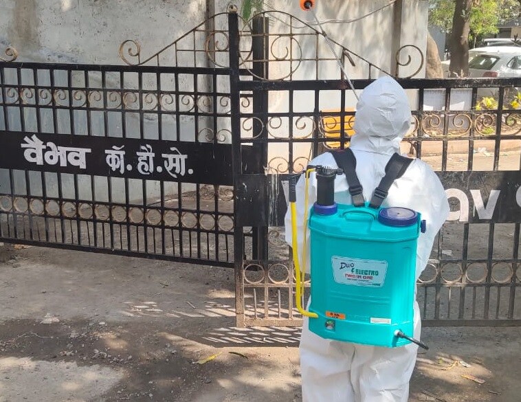 इमारतीमध्ये एकूण 48 फ्लॅट आहेत आणि कोरोनाचं संक्रमण वाढू नये या उद्देशानं या बिल्डिंगला सील करण्यात आलं आहे. त्यामुळे आता इथून कोणालाच बाहेर जाता किंवा बाहेरुन आत येता येणार नाही इमारतीमध्ये एकूण 48 फ्लॅट आहेत आणि कोरोनाचं संक्रमण वाढू नये या उद्देशानं या बिल्डिंगला सील करण्यात आलं आहे. त्यामुळे आता इथून कोणालाच बाहेर जाता किंवा बाहेरुन आत येता येणार नाही