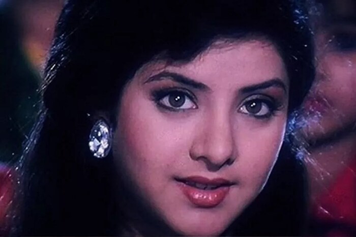 वयाच्या 19 व्या वर्षापासूनच बॉलिवूडवर राज्य करणारी अभिनेत्री दिव्या भारती यांच्या मृत्यूला बरीच वर्ष लोटली. मात्र आजही त्या लोकांच्या हृदयात जिवंत आहेत. जेवढ्या वेगानं त्यांना यश मिळालं, त्यांच्या निधनाच्या वृत्तानं देशाला तेवढंच सुन्न करून सोडलं होतं.