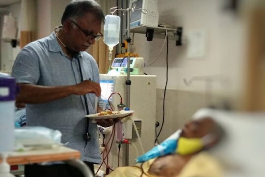 माणसातला देव! घरच्यांनी साथ सोडली, तरी डॉक्टरांनी रुग्णाला हातांनी भरवलं जेवण
