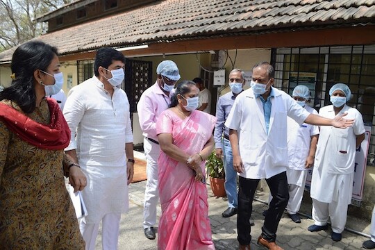 Pune: Pune Mayor Murlidhar Mohol (2L) inquires about treatment and facilty which will be provided to coronavirus infected patients during his visit to an isolation ward of Naidu Hospital, in Pune, Thursday, March 5, 2020. (PTI Photo) (PTI05-03-2020_000167B)