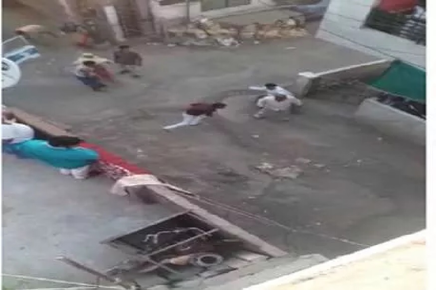 धक्कादायक VIDEO! कोरोनाशी दोन हात करणाऱ्या पोलिसांवरच हल्ला, हल्लेखोरांमध्ये एक होता पॉझिटिव्ह