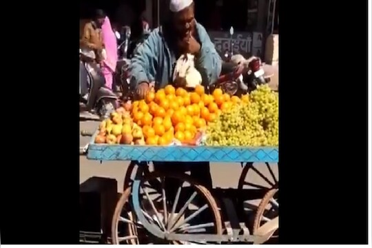 फळांवर थुंकी लावून विकणाऱ्याचा VIDEO व्हायरल, पोलिसांनी केली कडक कारवाई