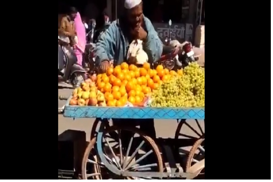 फळांवर थुंकी लावून विकणाऱ्याचा VIDEO व्हायरल, पोलिसांनी केली कडक कारवाई