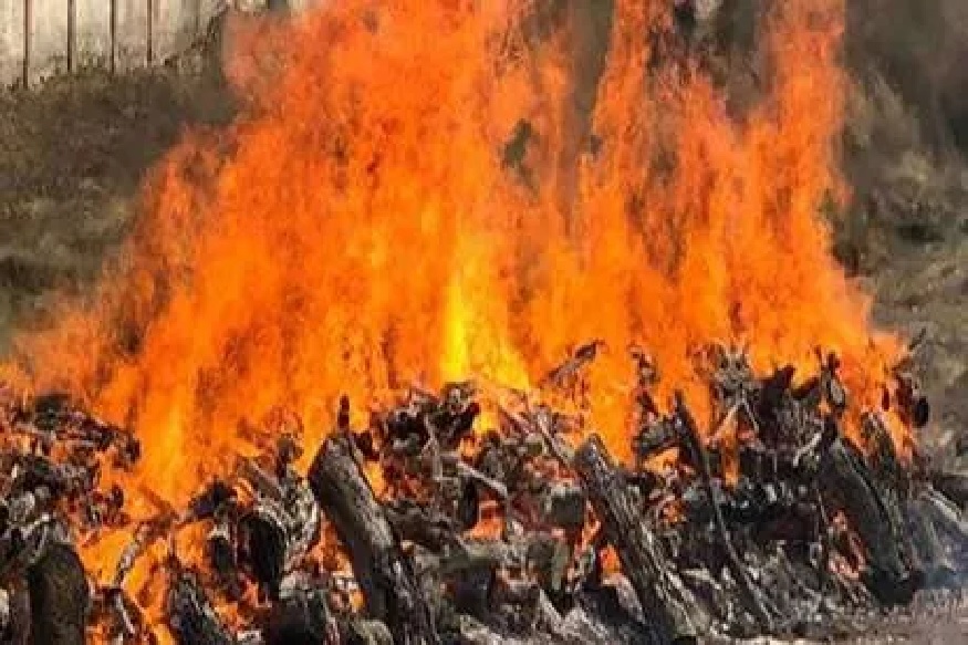 धक्कादायक! वृद्धाच्या अंत्यसंस्काराला शेकडो लोकांची गर्दी, कोरोना पॉझिटिव्ह रिपोर्ट आल्यानंतर खळबळ