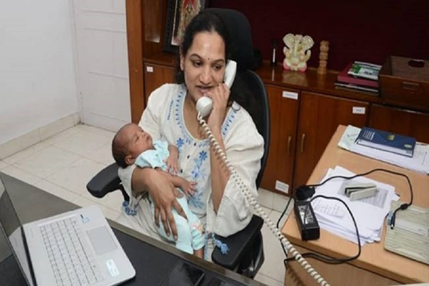 हातात अवघ्या 22 दिवसांचं बाळ, मात्र कोरोनाला रोखण्यासाठी या महापालिकेच्या आयुक्त कामावर हजर