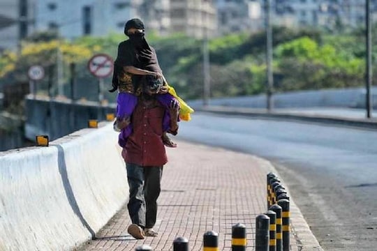 मुंबईतील धक्कादायक प्रकार, आजारी 17 वर्षांच्या मुलीला खांद्यावर घेऊन बापानं 26 किमी चालत गाठलं रुग्णालय