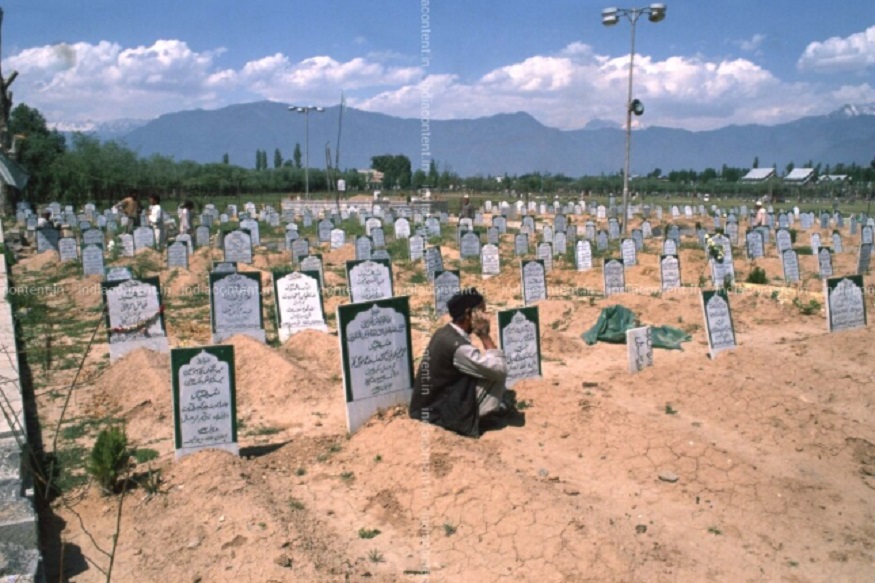 कोरोनाचा कहर! भारतातल्या या शहरात मृत्यूआधीच कबरींसाठी खोदकामाला सुरुवात