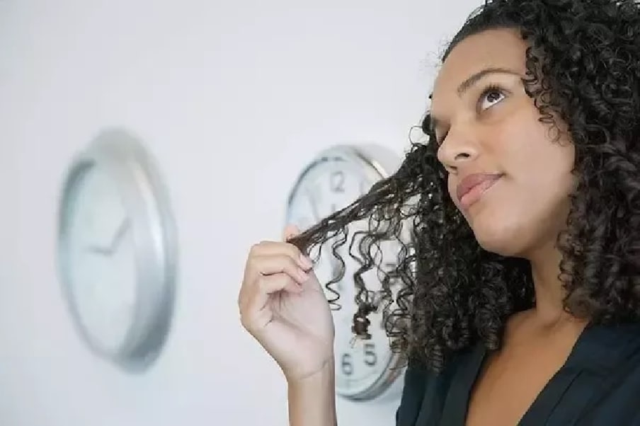 सतत केसांना हात लावणे - जर तुम्हाला सतत केसांना हात लावण्याची किंवा केस बोटांभोवती गुंडाळण्याची सवय असेल तर ही सवय सोडा. केसांमधील बॅक्टेरीया हातांमार्फत तुमच्या शरीरात जाऊ शकतात.