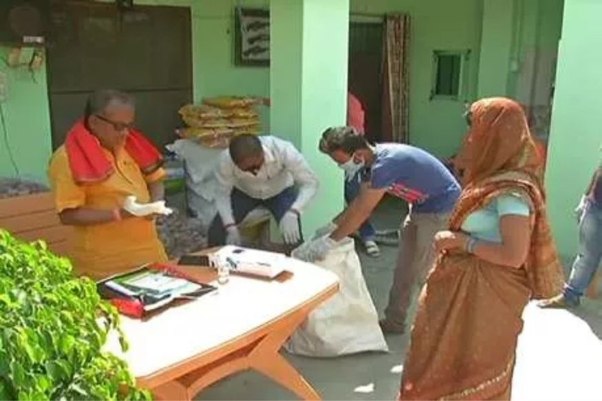 लॉकडाऊनमध्ये घरातील चूल पेटली नव्हती, ‘भगवान’ आला धावून; 200 कुटुंबांना वाटले धान्य