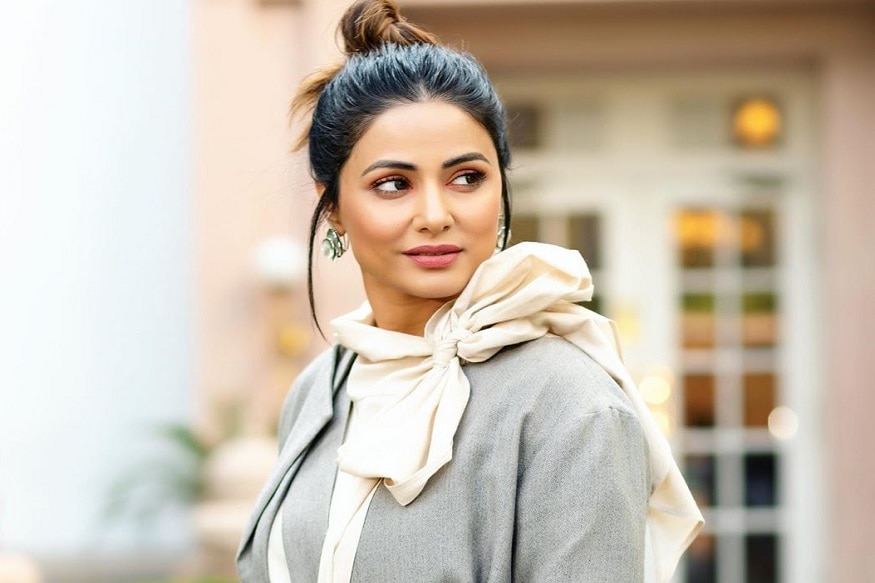 टीव्हीच्या लोकप्रिय अभिनेत्रींपैकी एक आहे. बॉलिवूडमध्ये पदार्पण केलेली हिना सोशल मीडियावर खूप सक्रिय असते. कधी स्टाइल सेन्स तर कधी फिटनेसमुळे हिनाची सोशल मीडियावर चर्चा होते. टीव्हीच्या लोकप्रिय अभिनेत्रींपैकी एक आहे. बॉलिवूडमध्ये पदार्पण केलेली हिना सोशल मीडियावर खूप सक्रिय असते. कधी स्टाइल सेन्स तर कधी फिटनेसमुळे हिनाची सोशल मीडियावर चर्चा होते.