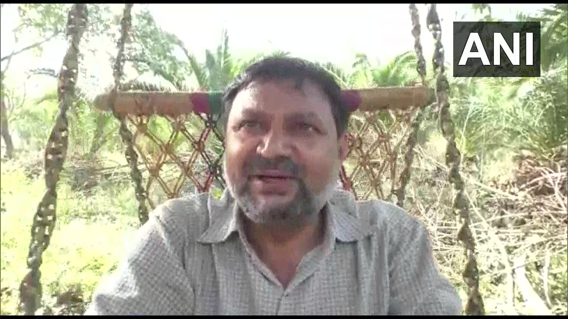 हे आहेत उत्तर प्रदेशच्या 'हापुड' जिल्ह्यात राहणारे मुकूल त्यागी. मुकूल हे वकिल आहेत. सोशल डिस्टन्सिंगसाठी त्यांनी चक्क घराच्या जवळच असलेल्या एका झाडावरच आपला आशियाना तयार केला आहे. (फोटो-ANI ट्विटर ) हे आहेत उत्तर प्रदेशच्या 'हापुड' जिल्ह्यात राहणारे मुकूल त्यागी. मुकूल हे वकिल आहेत. सोशल डिस्टन्सिंगसाठी त्यांनी चक्क घराच्या जवळच असलेल्या एका झाडावरच आपला आशियाना तयार केला आहे. (फोटो-ANI ट्विटर )