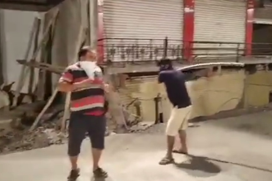 आता पडा घराबाहेर! दोघं फिरायला गेले आणि एकमेकांनाच काठीनं बदडावं लागलं, पाहा VIDEO