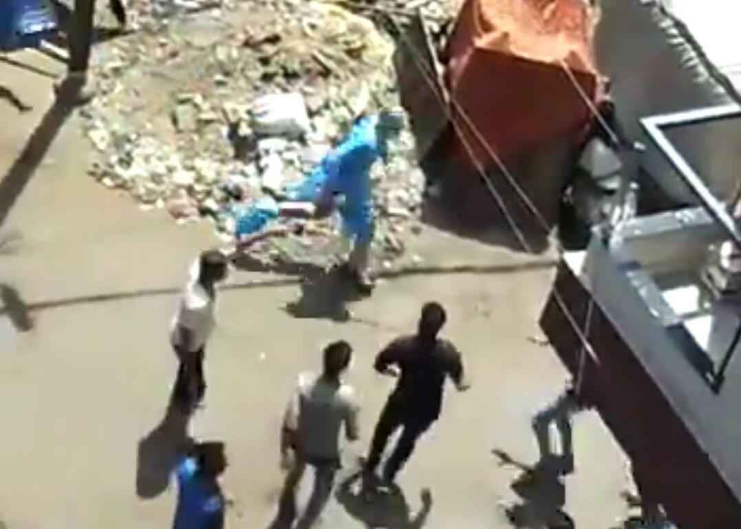डॉक्टर तृप्ती या हल्ल्याविषयी बोलताना म्हणाल्या, आम्ही त्यां ठिकाणी गेलो त्यावेळी जवळपास शंभर-दिडशे लोक अचानक आमच्या समोर आले आणि मारा-मारा म्हणून ओरडू लागले. त्यांनी आमच्यावर दगडफेक करायला सुरुवात केली. डॉक्टर तृप्ती या हल्ल्याविषयी बोलताना म्हणाल्या, आम्ही त्यां ठिकाणी गेलो त्यावेळी जवळपास शंभर-दिडशे लोक अचानक आमच्या समोर आले आणि मारा-मारा म्हणून ओरडू लागले. त्यांनी आमच्यावर दगडफेक करायला सुरुवात केली.