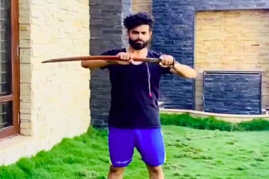 VIDEO : लॉकडाऊनमध्ये बॅट सोडून रवींद्र जडेजानं हातात घेतली तलवार आणि...
