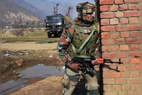 Lockdown असतानाही जम्मू आणि काश्मीरमध्ये दहशतवाद्यांचा हल्ला, एक जवान शहीद