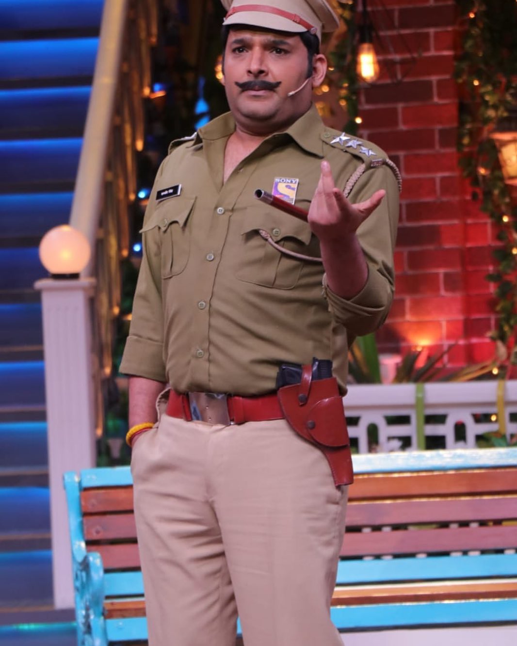 पंजाबच्या अमृतसरमध्ये जन्मलेल्या कपिलनं आपलं शिक्षण पंजाबमध्ये पूर्ण केलं. कॉलेज लाइफमध्ये कपिलला गाण्याची आवड होती. पंजाबच्या अमृतसरमध्ये जन्मलेल्या कपिलनं आपलं शिक्षण पंजाबमध्ये पूर्ण केलं. कॉलेज लाइफमध्ये कपिलला गाण्याची आवड होती.