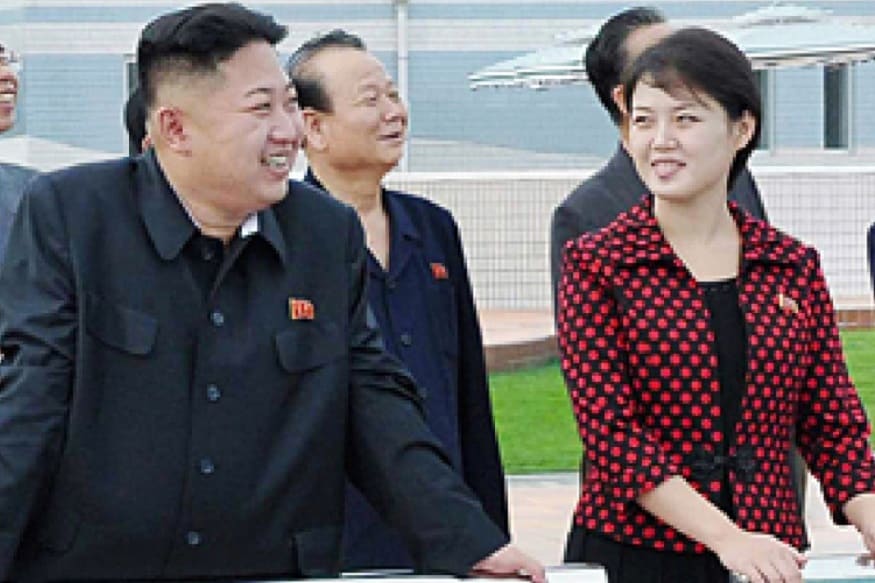 उत्तर कोरियाचे सर्वोच्च नेते किम जोंग उन (Kim Jong Un) यांच्याबाबत जगभरात वेगवेगळे दावे केले जात आहेत. काही मीडिया रिपोर्टमध्ये किम जोंग यांचा मृत्यू झाला आहे, असा दावा करण्यात आला आहे. तर, काहींनी किम कोमामध्ये गेल्याचे सांगितले आहे. किम यांच्यावर काही दिवसांआधी शस्त्रक्रिया झाली, ही शस्त्रक्रिया अयशस्वी झाल्याचे काही वृत्तसंस्थांनी सांगितले आहे. उत्तर कोरियाचे सर्वोच्च नेते किम जोंग उन (Kim Jong Un) यांच्याबाबत जगभरात वेगवेगळे दावे केले जात आहेत. काही मीडिया रिपोर्टमध्ये किम जोंग यांचा मृत्यू झाला आहे, असा दावा करण्यात आला आहे. तर, काहींनी किम कोमामध्ये गेल्याचे सांगितले आहे. किम यांच्यावर काही दिवसांआधी शस्त्रक्रिया झाली, ही शस्त्रक्रिया अयशस्वी झाल्याचे काही वृत्तसंस्थांनी सांगितले आहे.