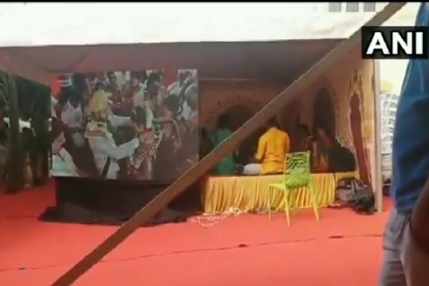 यावेळी सोशल डिस्टंसिंगच्या नियमांचे पालन करताना, आलेल्या पाहुण्यांना सोहळा पाहता यावा याकरता मोठ्या टीव्ही स्क्रीन लावण्यात आल्या होत्या. यावेळी सोशल डिस्टंसिंगच्या नियमांचे पालन करताना, आलेल्या पाहुण्यांना सोहळा पाहता यावा याकरता मोठ्या टीव्ही स्क्रीन लावण्यात आल्या होत्या.