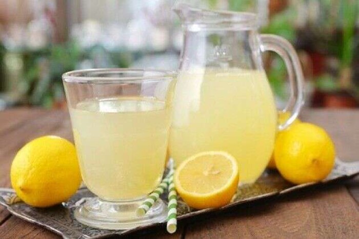 लिंबाचा रस गुलाबपाण्यात मिसळून 15 मिनिटांनी कोमट पाण्याने धुवा. यामुळे पिंपल्सची समस्या कमी होण्यास मदत होईल. 