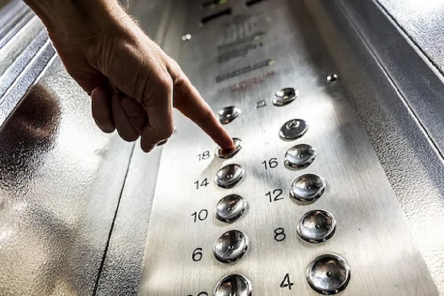 अरे बापरे! फक्त एका लिफ्टमुळे एकट्या महिलेनं नकळत 71 जणांना केलं कोरोना संक्रमित