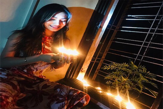 कोरोनाविरुद्ध लढा: 9 वाजून 9 मिनिटांला दिवा पेटवून देशवासीयांनी दिला राष्ट्रीय एकात्मतेचा संदेश