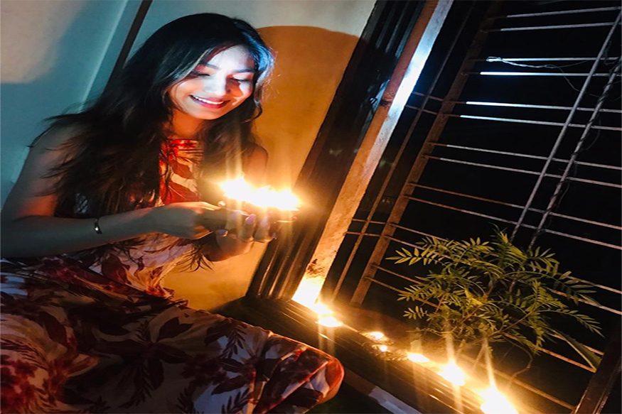 कोरोनाविरुद्ध लढा: 9 वाजून 9 मिनिटांला दिवा पेटवून देशवासीयांनी दिला राष्ट्रीय एकात्मतेचा संदेश