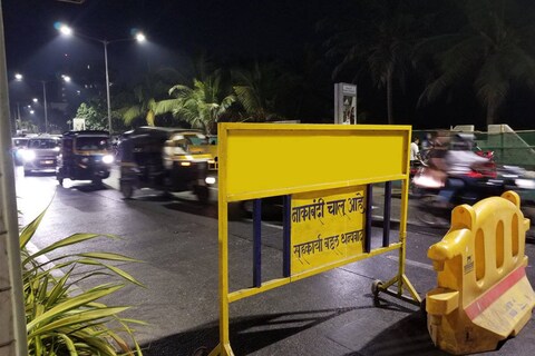 पुणे पोलिसांनी शहरातील खुल्या केलेल्या 97 टक्के रस्त्यावरचा बंदोबस्त हलवला आहे. 