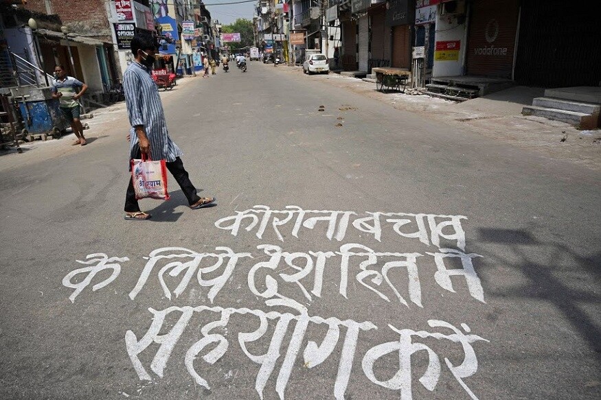 कोरोनाच्या पार्श्वभूमीवर नागरिकांना घराबाहेर वावरताना सर्व नियम पाळणे अनिवार्य आहे. प्रत्येकाने घराबाहेर मास्क घालणे आवश्यक आहे कोरोनाच्या पार्श्वभूमीवर नागरिकांना घराबाहेर वावरताना सर्व नियम पाळणे अनिवार्य आहे. प्रत्येकाने घराबाहेर मास्क घालणे आवश्यक आहे
