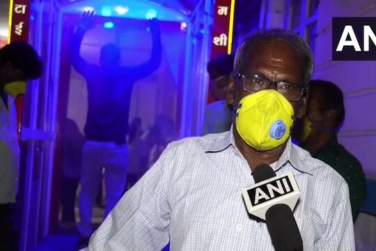 62 वर्षीय नाहरु खान यांनी 48 तासांत बनवलेली अत्याधुनिक सॅनिटायजेशन मशीन हॉस्पिटलला केली दान, CM नी केलं कौतुक